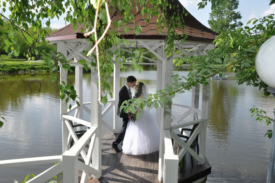 Fotógrafo de casamento Vladimir Emelyanov (komplexfoto). Foto de 1 de setembro 2015