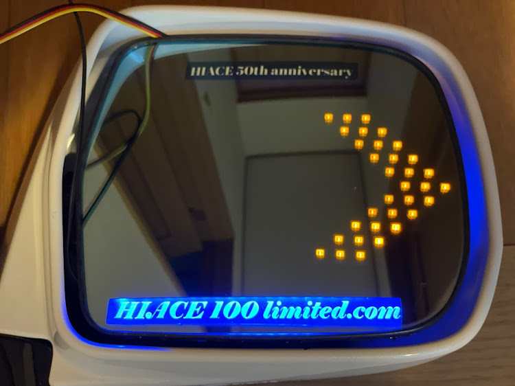 ハイエースワゴンの100系ハイエース・ドアミラー加工・LED・アクリル文字に関するカスタム事例の投稿画像1枚目