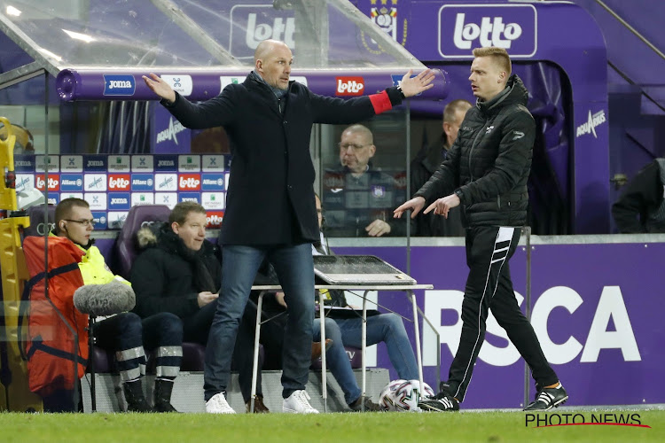 Clement grijpt in en doet match kantelen: "Hij heeft al goeie dingen laten zien, maar vandaag was het minder"