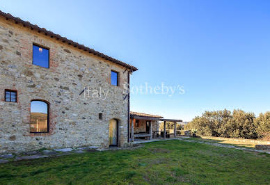 Farmhouse with garden 3