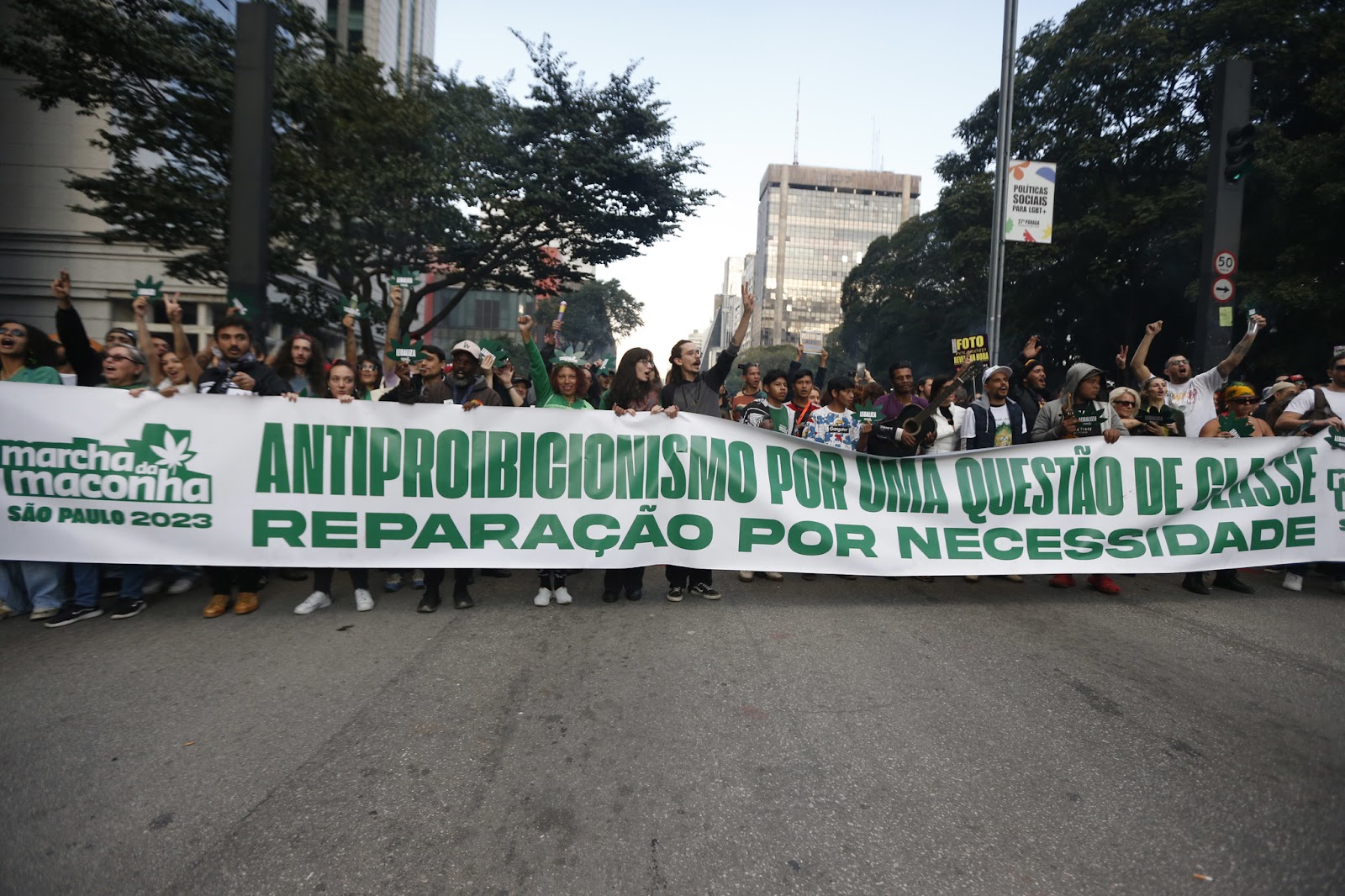 Foto mostra cartaz da 15ª Marcha da Maconha, em São Paulo, com dizeres “antiproibicionismo por uma questão de classe, reparação por necessidade’