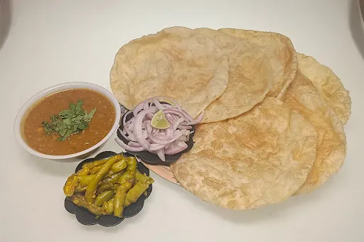 Punjabi Chole [500 Ml] With 6 Bhature And Salad