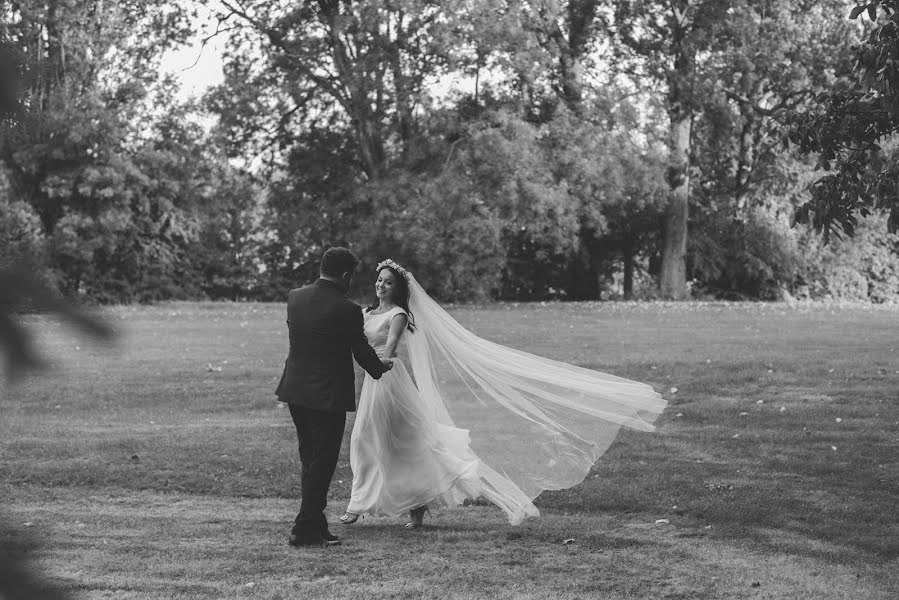 Fotógrafo de casamento Iuliana Olteanu (iuliana). Foto de 24 de fevereiro 2019