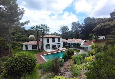 Contemporary house with pool and garden 3