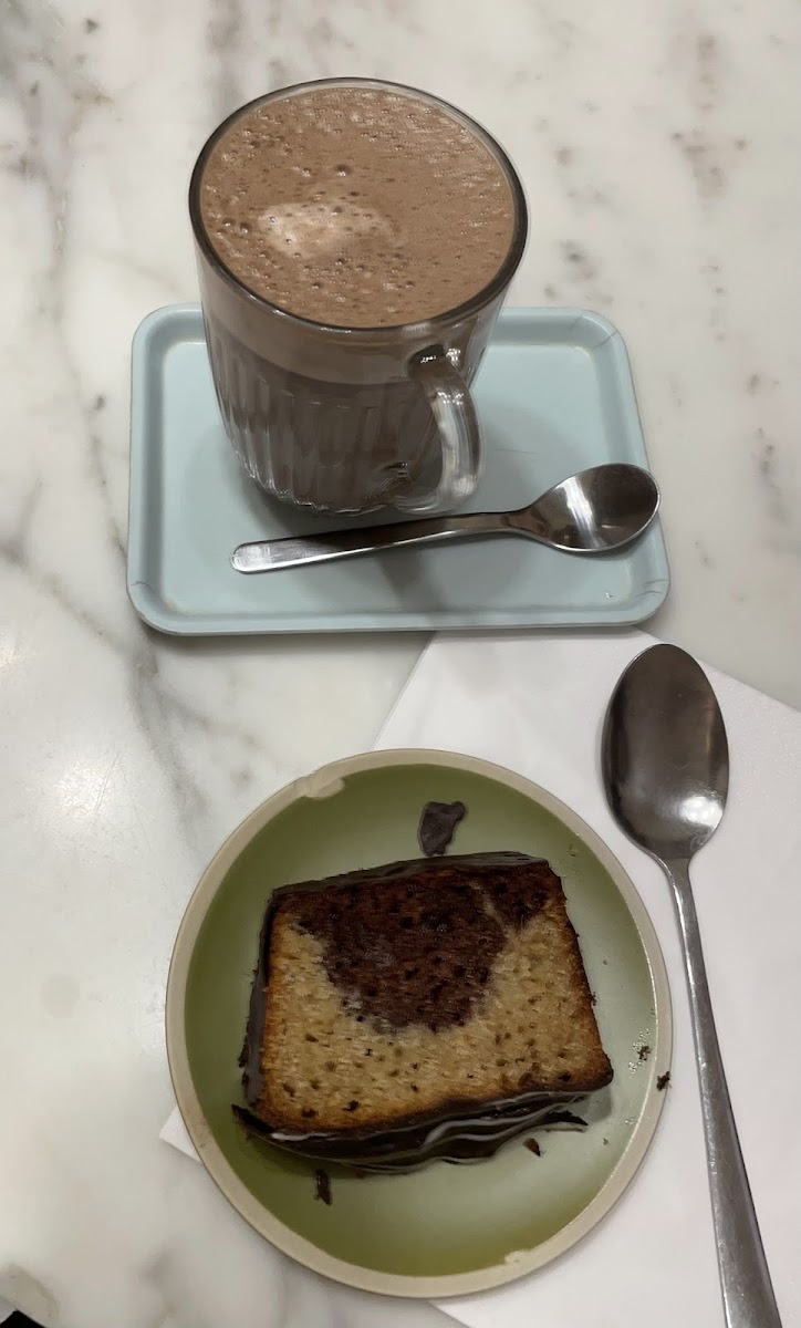 Hot chocolate and cake from Noglu🍰