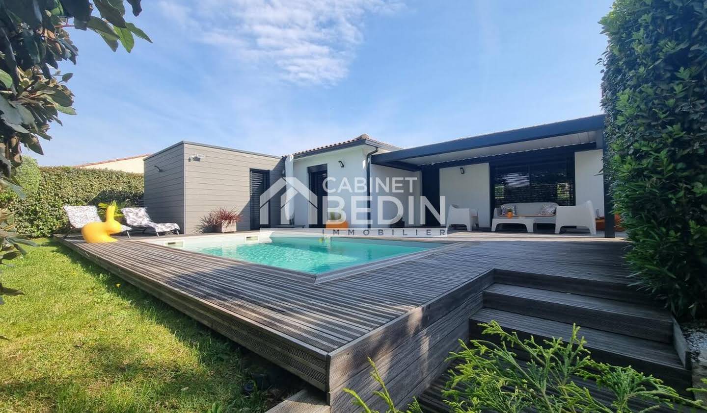 House with pool and terrace Tournefeuille