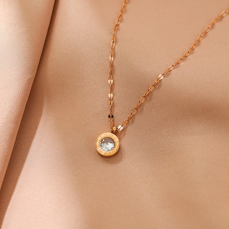 Schlichte elegante römische Digital Halskette Titanstahl kein Verblassen feine Kette hochwertiger Kristall. Stilvolles Accessoire.
