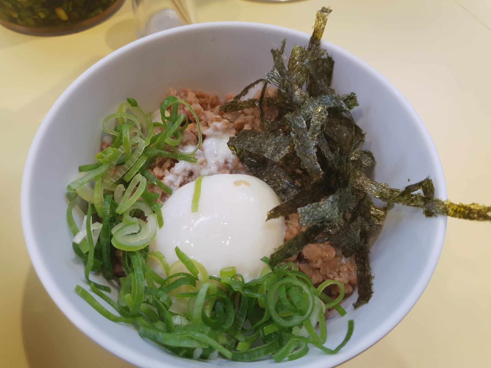 Dotombori Kamukura rice bowl with minced meat and seaweed