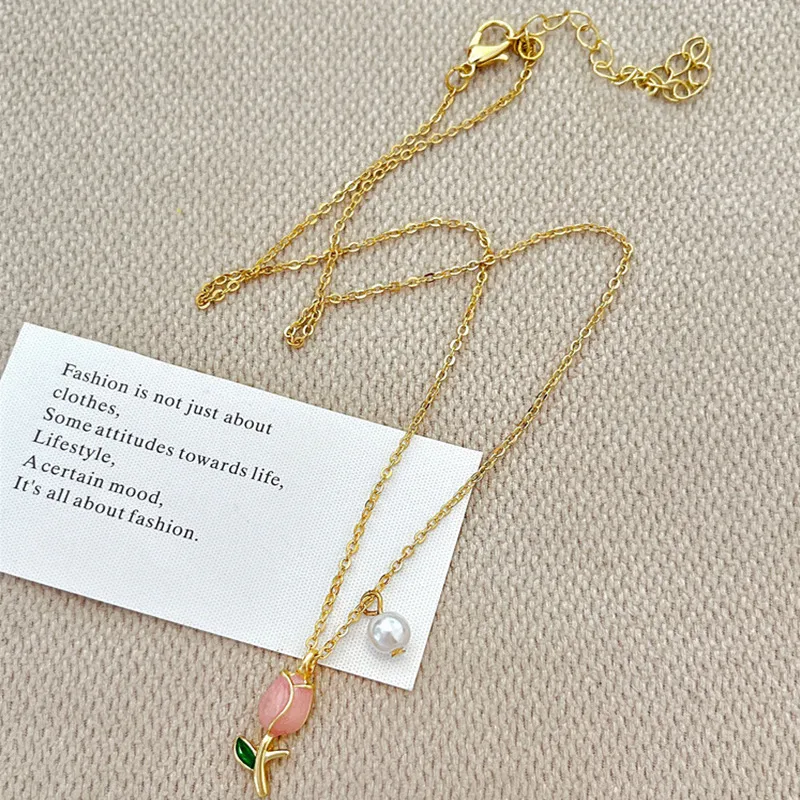 Colar de pérolas Tulipa feminino, pingente e corrente para clavícula. Adicione sofisticação e charme ao seu visual com esta joia.