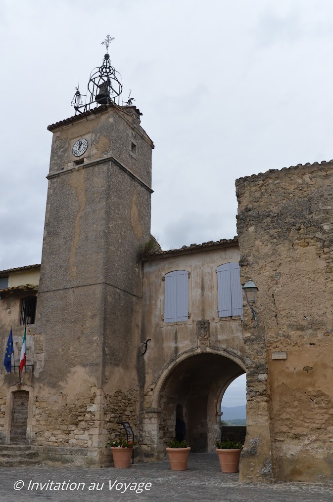 Ménerbes, place de l'horloge