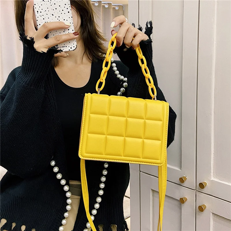 Bolsa tote pequena quadrada com relevo de outono e corrente de acrílico para doces. Leve seus doces com elegância e estilo.
