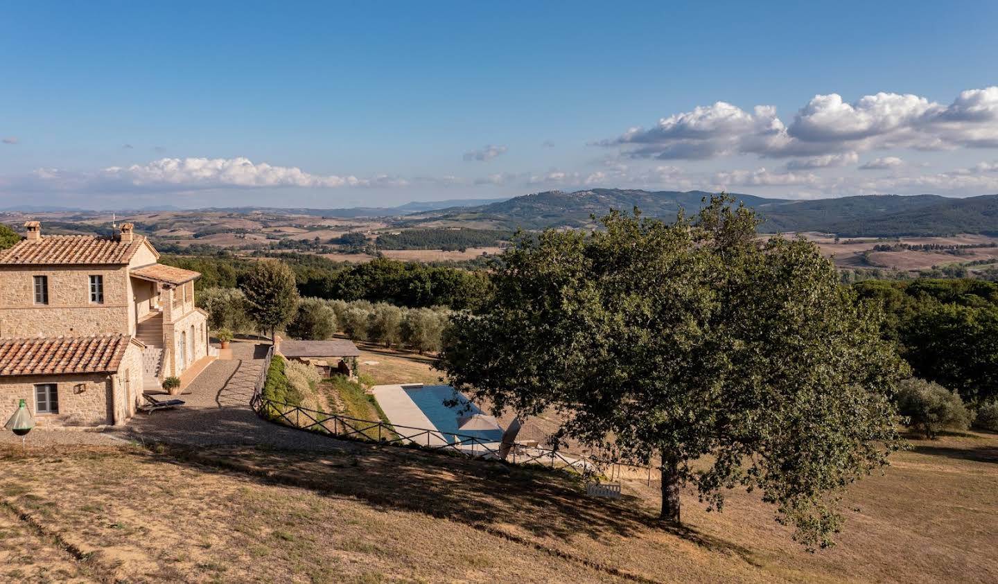 House with pool Castel del Piano