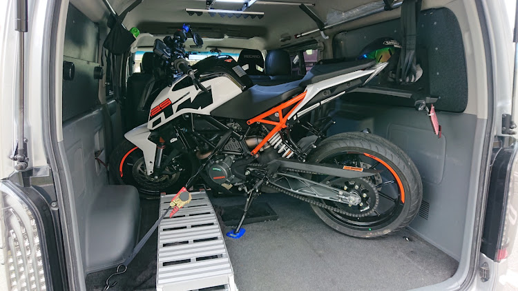 ハイエースバンの車愛が止まらない・ハイエース・ハイドロ・KTMに関するカスタム事例の投稿画像1枚目