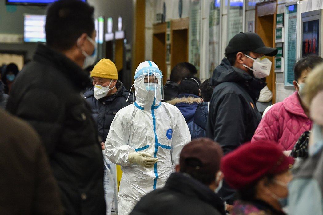 武汉红十字会医院内穿着防护服的医护人员。