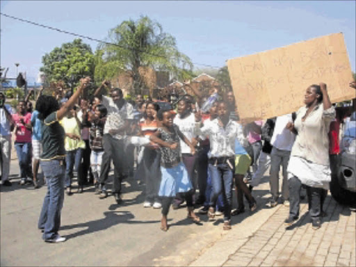 CALLING FOR JUSTICE: Angry residents of Mulati village picket outside the Ritavi Magistrate's Court outside Tzaneen in Limpopo. They were demanding that a cop suspected of killing his wife be denied bail. PHOTO: ANDREW HLONGWANE