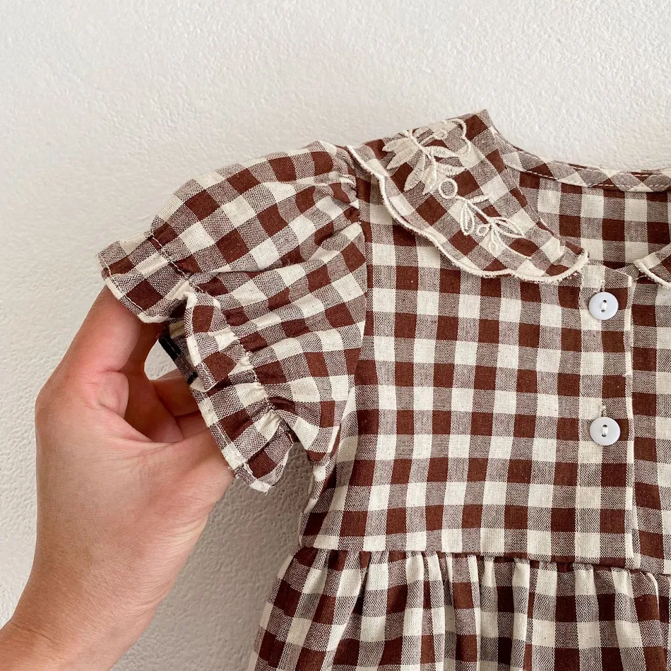 Geborduurde geruite romper met revers voor baby's. Schattig en comfortabel, ideaal voor speciale gelegenheden of dagelijks gebruik.