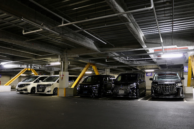 エスクァイアの夜桜と愛車・夜桜撮影会✨・エアー漏れ確認完了😮‍💨に関するカスタム事例の投稿画像2枚目