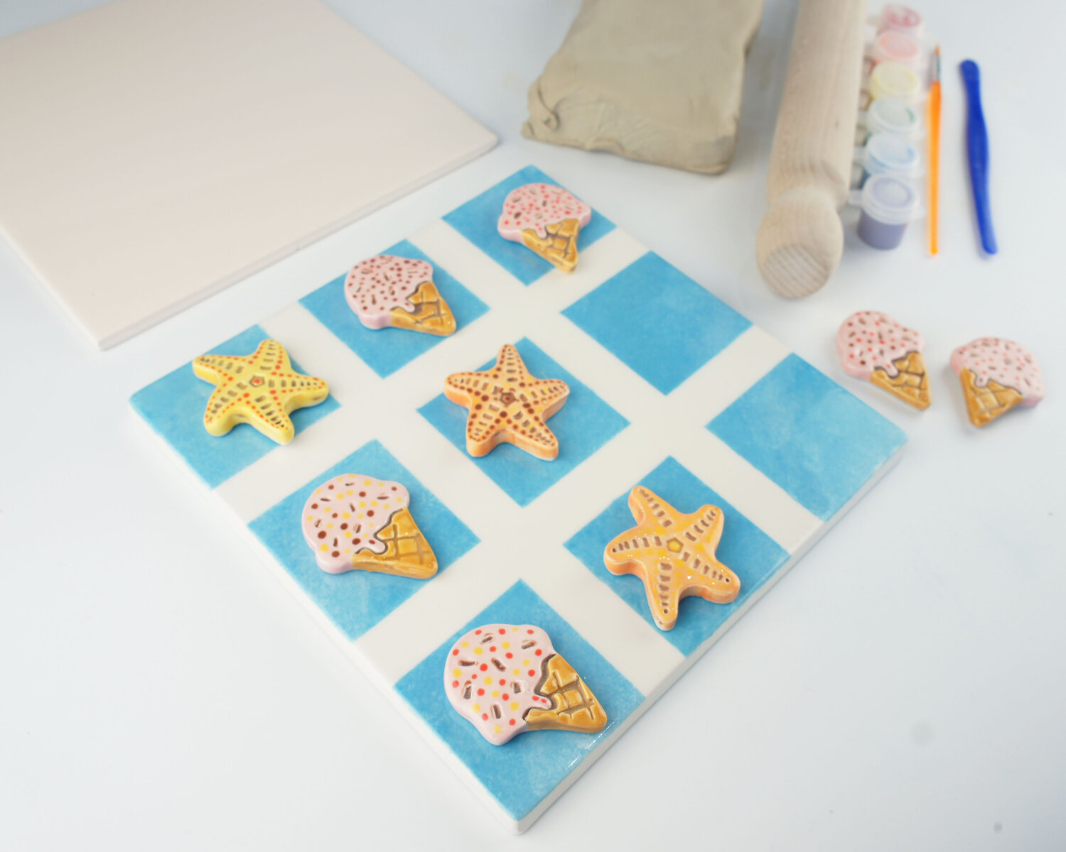 Nought and crosses game with starfish and ice cream