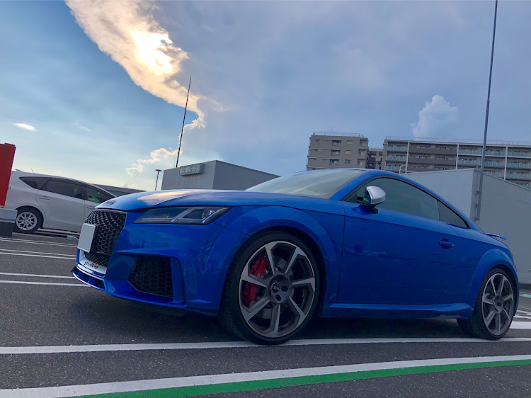 TT RS クーペのaudi・アウディ・TTRS・梅雨明け間近・洗車に関するカスタム事例の投稿画像1枚目