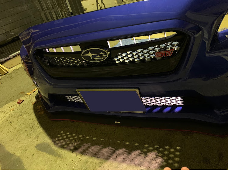 WRX STIのUSスバル純正・グリル交換に関するカスタム事例の投稿画像1枚目