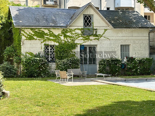 Private mansion with garden 4