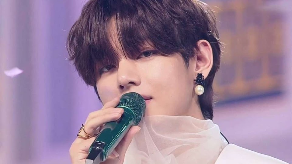 10+ Times BTS's V Was The King Of Pearl Accessories - Koreaboo