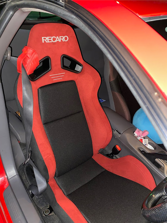 セリカのレカロ装着・SR-7 GU100・赤×黒に関するカスタム事例の投稿画像2枚目