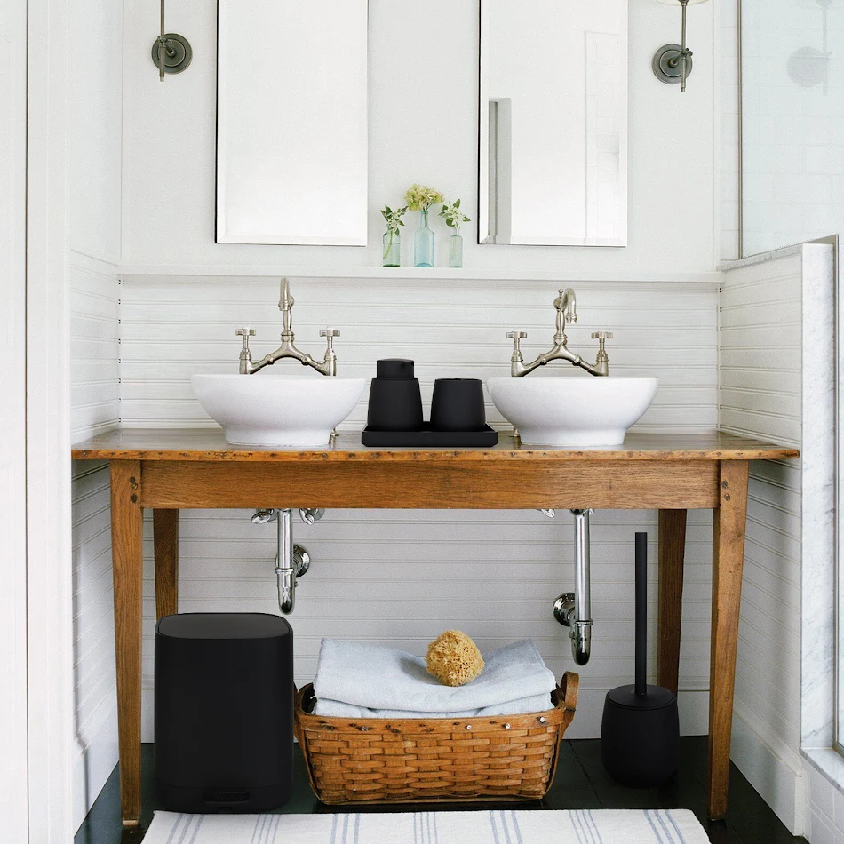 Complete badkamerset van vijf stuks met prullenbak, zeepdispenser, beker, toiletborstel en dienblad. Stille functionaliteit voor de badkamer.