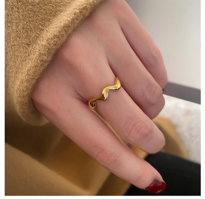 Abstracte titanium stalen indexvingerring met Cold Wind Wave design voor dames, stijlvol en trendy sieraad