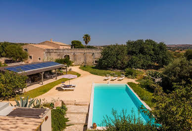 Corps de ferme avec jardin et piscine 17