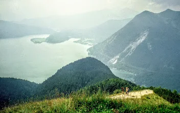 Foto: Aufstieg Jochberg Blick Walchensee Herzogstand Heimgarten - Wanderinfos: http://pagewizz.com/jochberg-walchensee-bequemes-wandern-auch-mit-kindern/