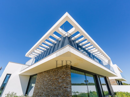 Contemporary house with pool and garden 4