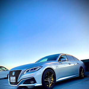 クラウンセダン AZSH20