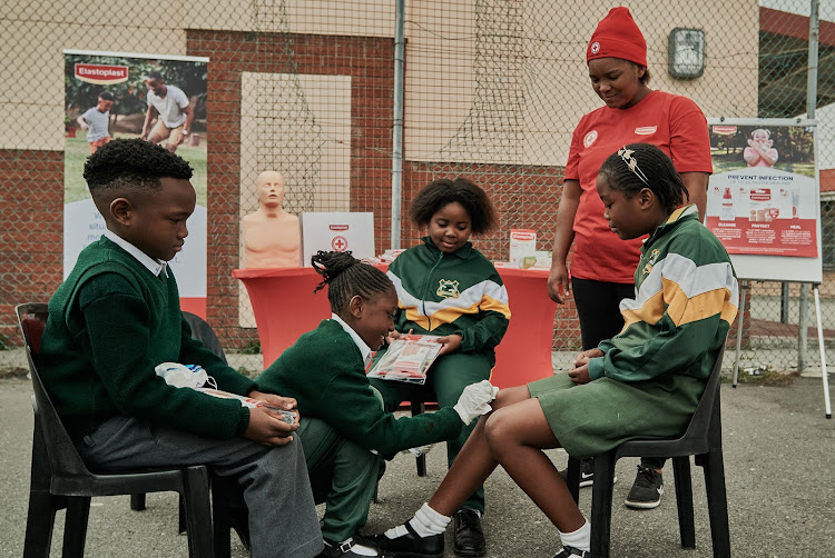 Elastoplast has teamed up with the SA Red Cross Society Western Cape to provide first aid training to primary school children, equipping them with invaluable life skills that could save lives.