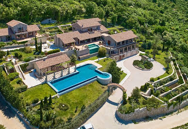 Corps de ferme avec jardin et piscine 12