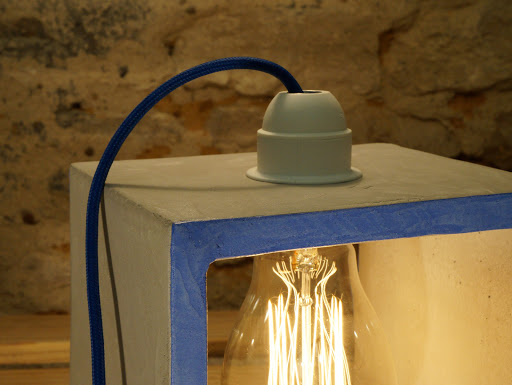 lampe-detail-en-beton-couleur-bleu-creation-fait-main