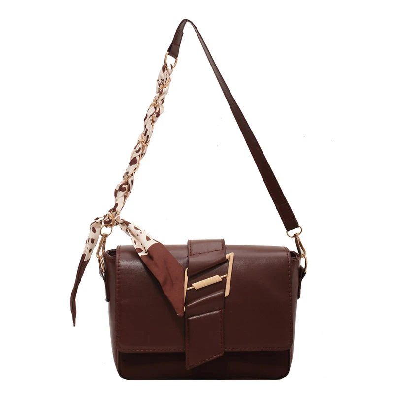 Sac bandoulière rétro, asymétrique, simple et texturé effet givré. Élégance et praticité pour transporter vos essentiels avec style au quotidien.
