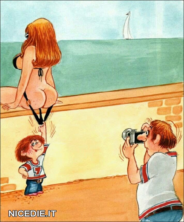 una bella ragazza in bikini osserva il mare da un muretto sotto il quale c'è un bambino che abbassa gli slip di lei del lato B mentre c'è un passante munito di macchina fotografica che approfitta per immortalare