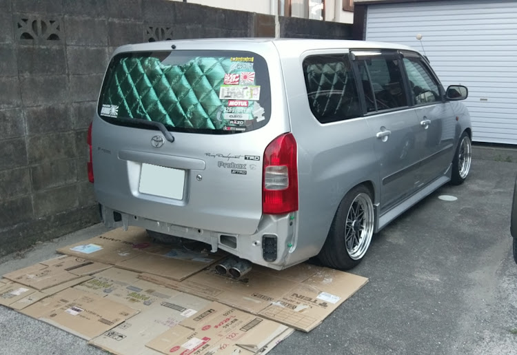 プロボックスワゴンのバンパーレスもあり？・リヤスポイラー・自家塗装・缶スプレー・DIYに関するカスタム事例の投稿画像1枚目