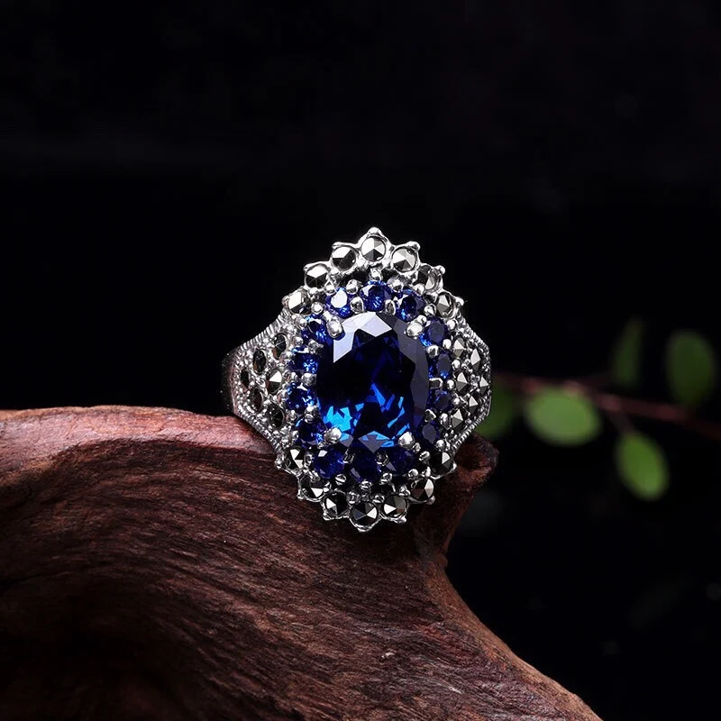 Anello con zaffiro personalizzato da donna. Gioiello di moda unico, ideale per esprimere il tuo stile personale con eleganza e raffinatezza.