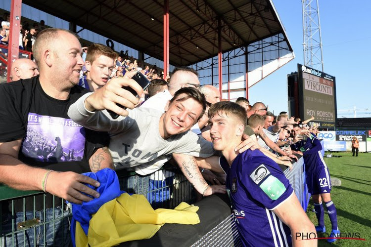 Saelemaekers nu al razend populair bij de Anderlecht-aanhang: "Het is grappig om&nbsp;fans die twee tot&nbsp;drie keer ouder zijn dan ik met mijn naam op hun shirt tegen te komen"