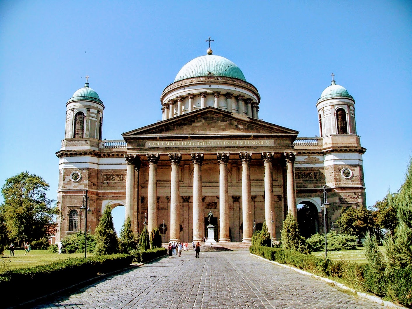 Esztergom - Nagyboldogasszony és Szent Adalbert főszékesegyház (a bazilika kívülről, távolból)