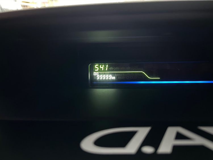プリウスαの100000km達成・これからもよろしくお願いします・無事故無故障維持・ハイブリッド優秀に関するカスタム事例の投稿画像1枚目