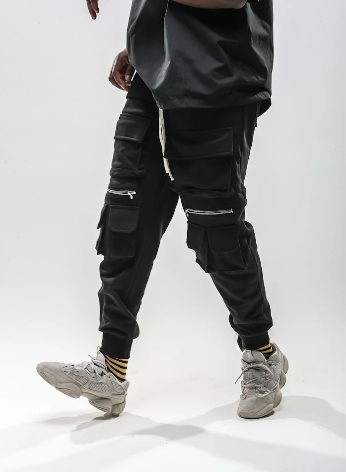 Pantalon à fermeture éclair et poches à outils sur les jambes, idéal pour le travail et les activités en extérieur, design fonctionnel et durable.