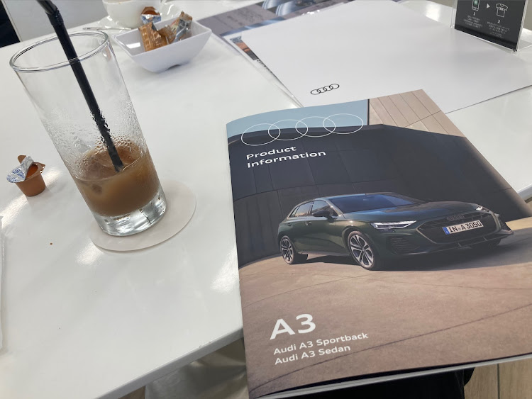 A3 セダンの斜め45度後方の美学・アウディのある生活・７月もよろしくお願いいたしますに関するカスタム事例の投稿画像3枚目