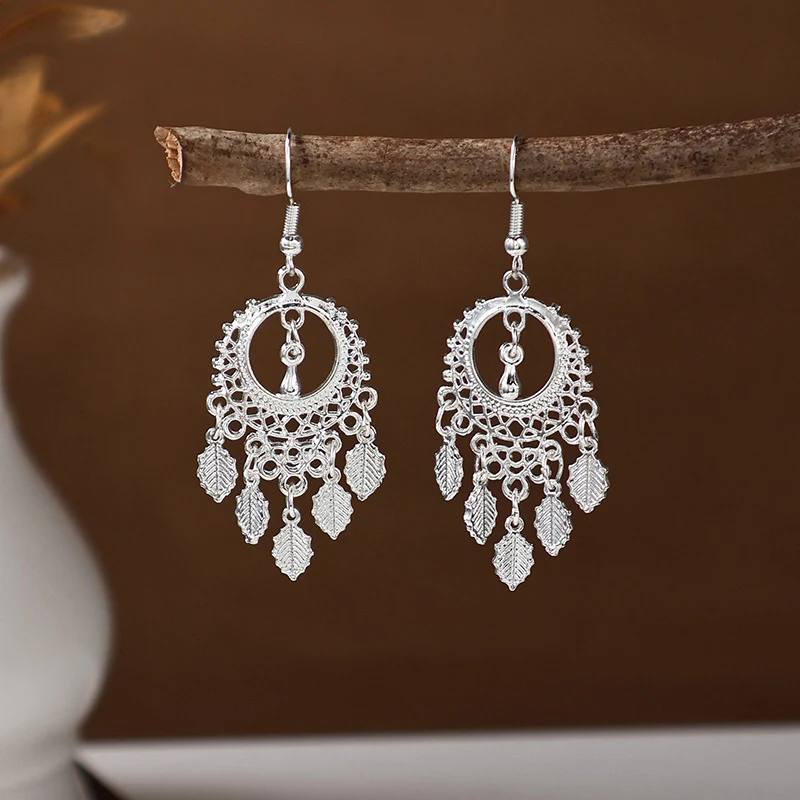 Orecchini etnici lunghi con piume colorate stile antico, perfetti per un look bohémien, aggiungono un tocco di fascino e originalità