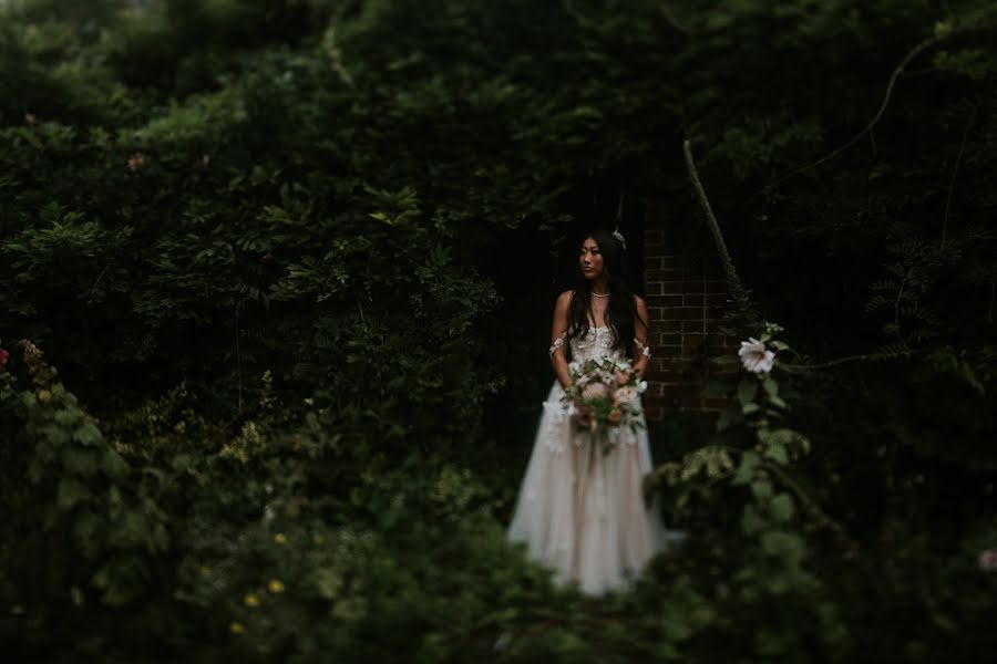 Wedding photographer Lucy Lloyd-Jones (moongazeyhare). Photo of 10 October 2023