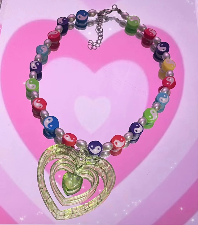Collier de clavicule Love avec perles colorées et design simple, idéal pour sublimer votre décolleté et ajouter une touche d'amour.