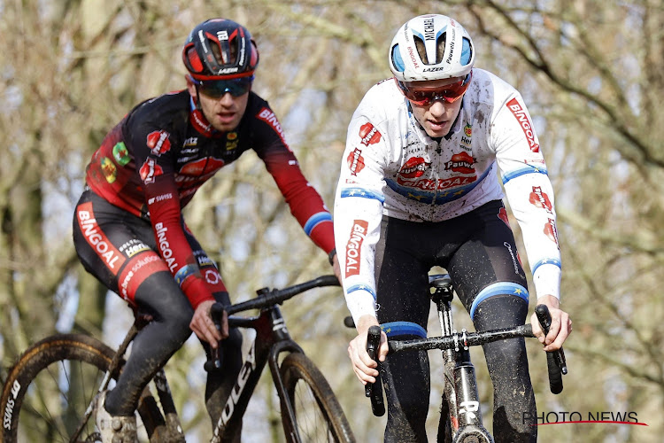 Strijd tussen twee ploegen in het veld, Mettepenningen deelt prikje uit aan team van Sven Nys