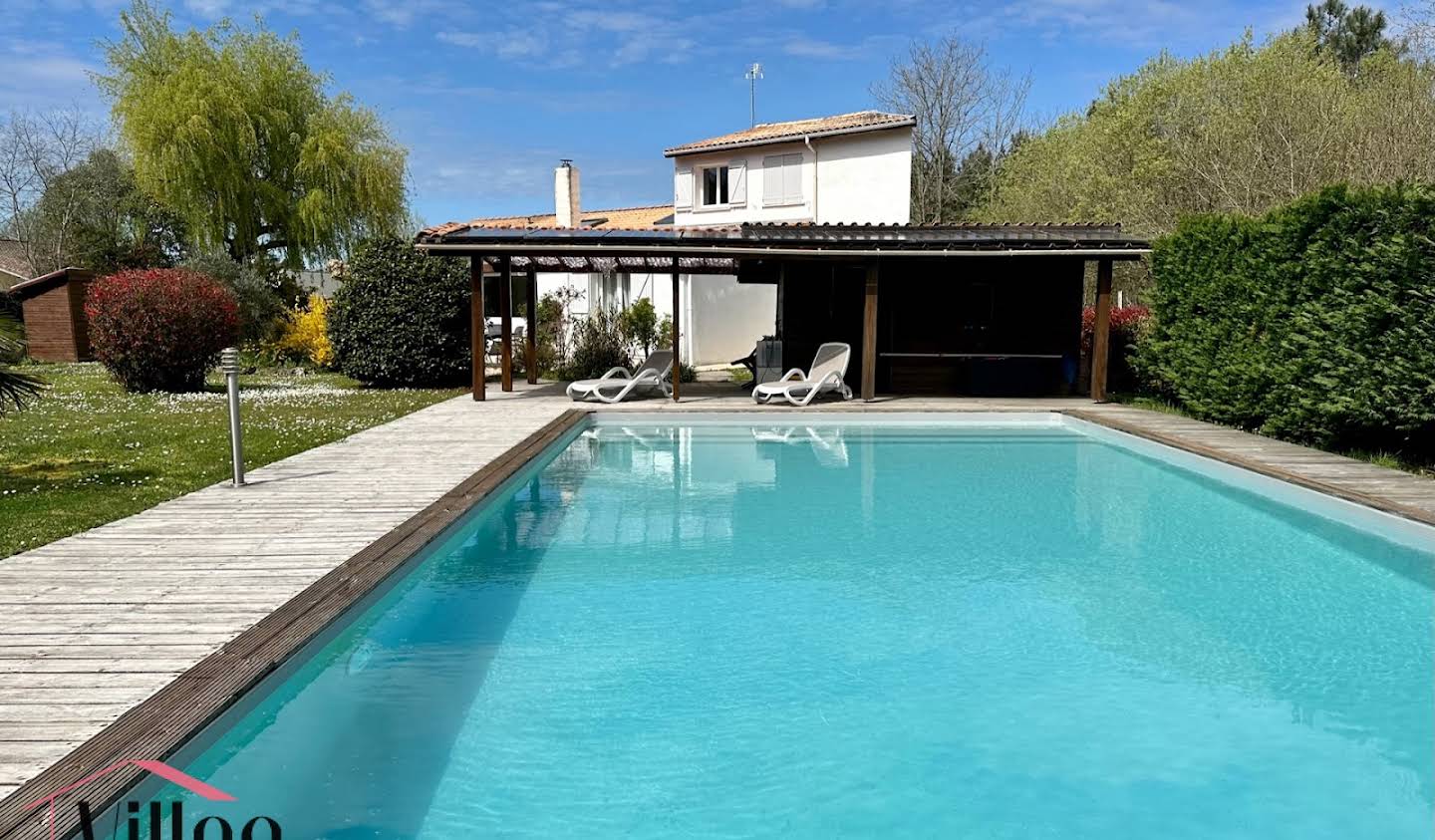 Villa with pool and terrace Bordeaux